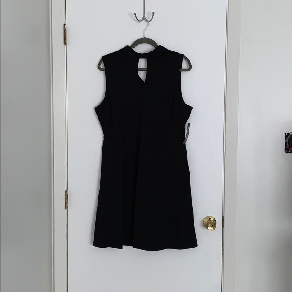 Black sleeveless dress